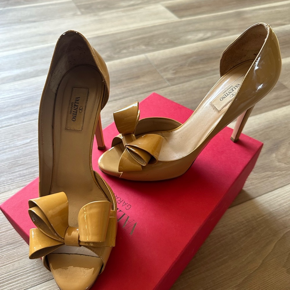 Great Valentino Heels for a perfect occasion. Size 10 US. Very comfortable.